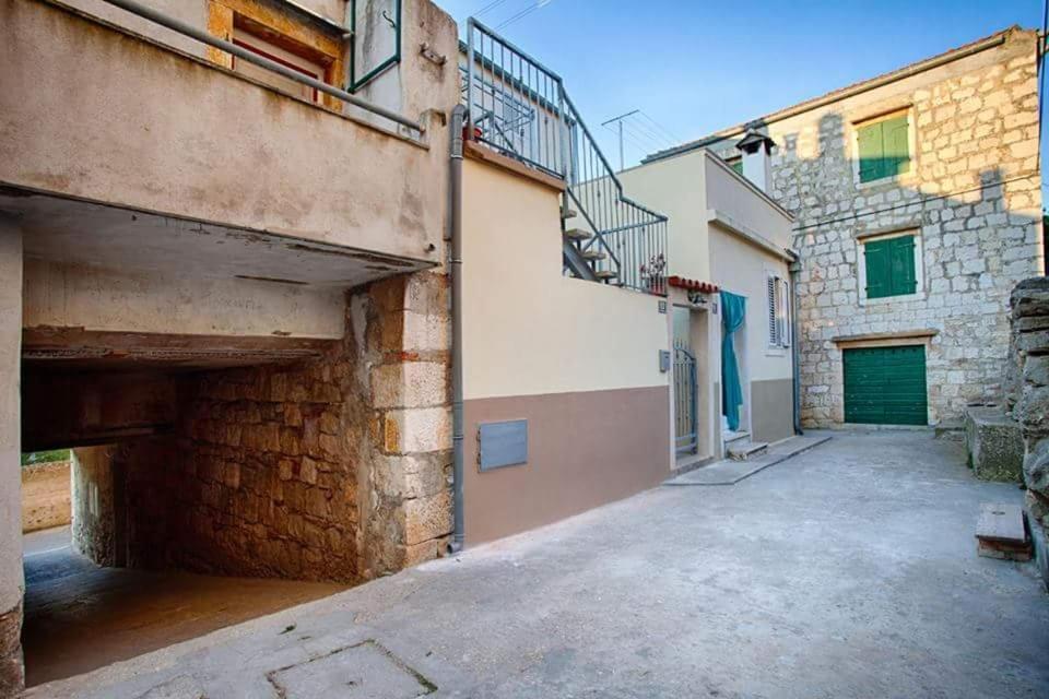 Apartment Domina Vis Exterior photo